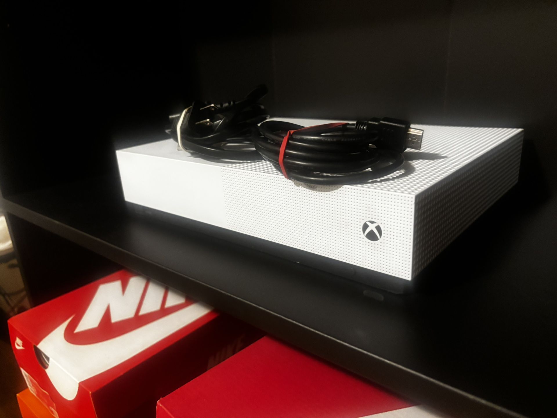 Xbox One S ( comes with cables)