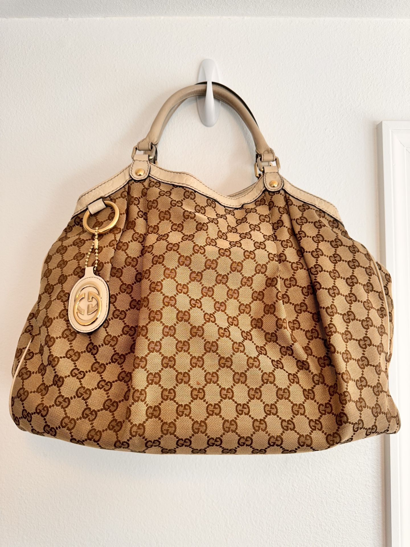 Gucci Sukey Tote GG Canvas Large Totebag With White Leather Handle. Comes With Dustbag