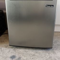Magic Chef 1.7 cu. ft. Freezerless Mini Fridge