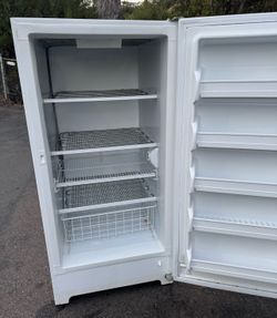 14 cubic upright freezer I offer delivery