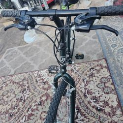 Bike  DIAMOND BACK 18SPEED 26INCH LIKE NEW  SHIFTING AND BREAK VERY GOOD CONDITION 