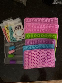 Set of 6 Silicone Molds + Accessories - NWT