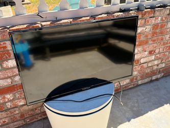 Element 32” TV + Remote – Works Great