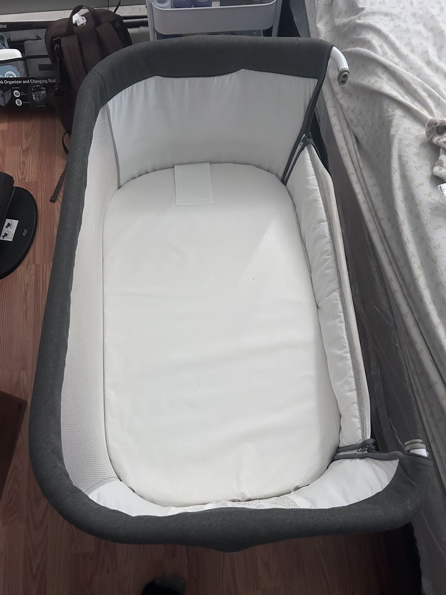 Baby bedside bassinet