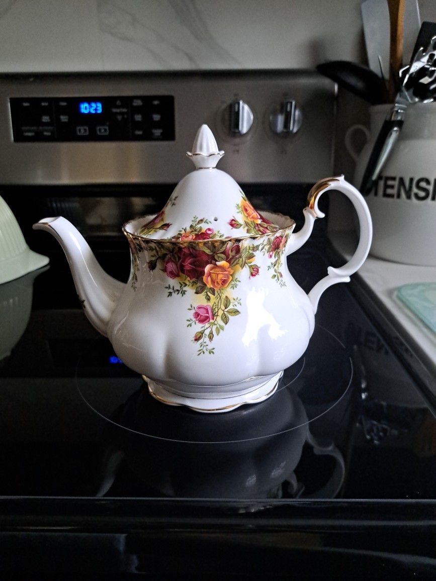 OLD COUNTRY ROSES TEAPOT BONE CHINA (small Damage To Lid)