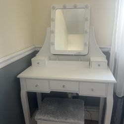 Vanity With Lite Mirror And Stool