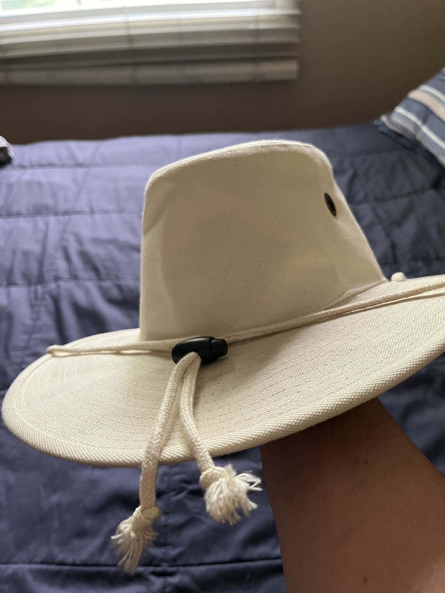 It’s A Beautiful Summer Hat Made With 100% Cotton Never Been Used It’s For Man’s Or Women’s The Size Is XL