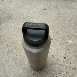 YETI Rambler tumbler w/ handle lid – authentic