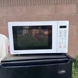 Magic Chef Countertop Microwave – White