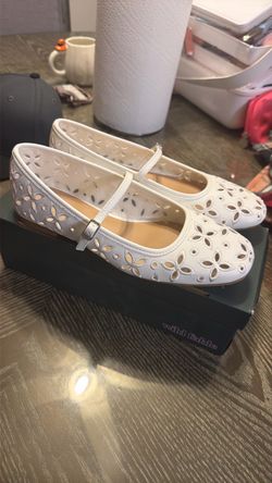 Woman’s flats size 6 used