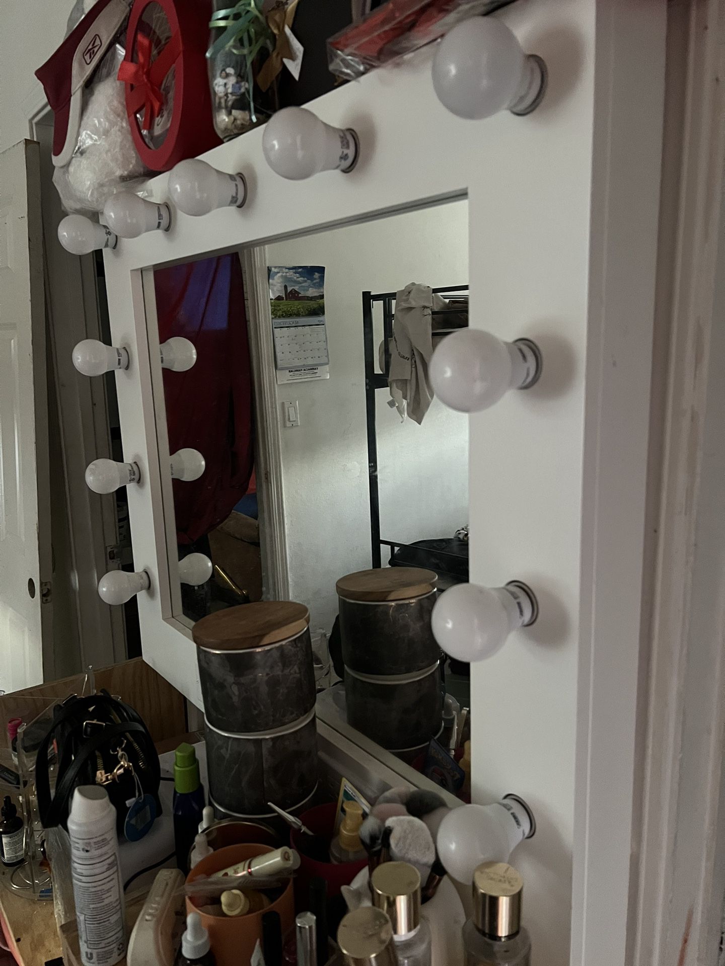 Vanity Mirror With Bulbs