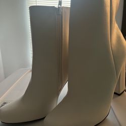 White heel boots 