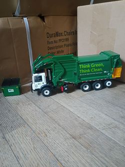 Garbage truck toy