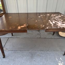 Kitchen table for 4 or 6 people adjusts the size is solid wood and has tires