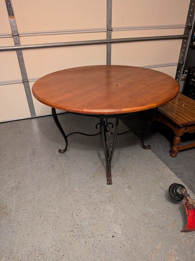 Solid Wood Round Dining Table – Rustic Farmhouse Style with Wrought Iron Base