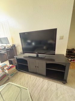 TV Stand/ Entertainment Center