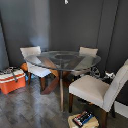 Round Glass Dining Room Table. 