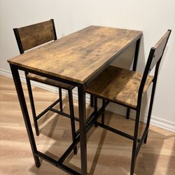 Hightop Table and Chairs - Perfect Condition