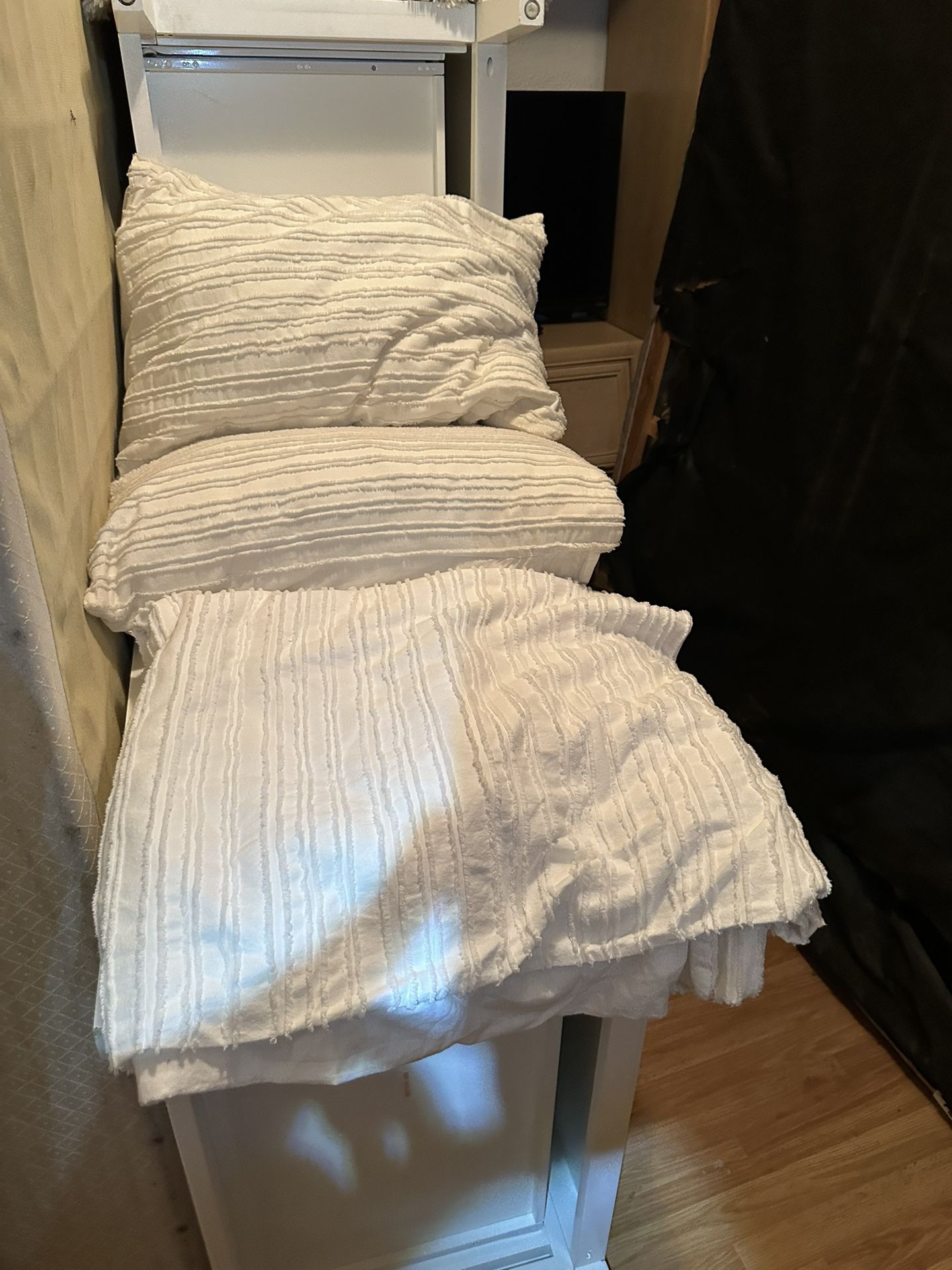 Nice Full Size Comforter And Pillow Sham Set 