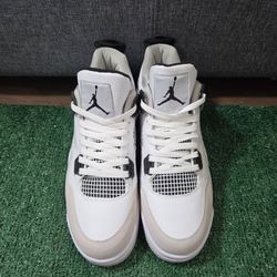 Jordan 4 militarily black