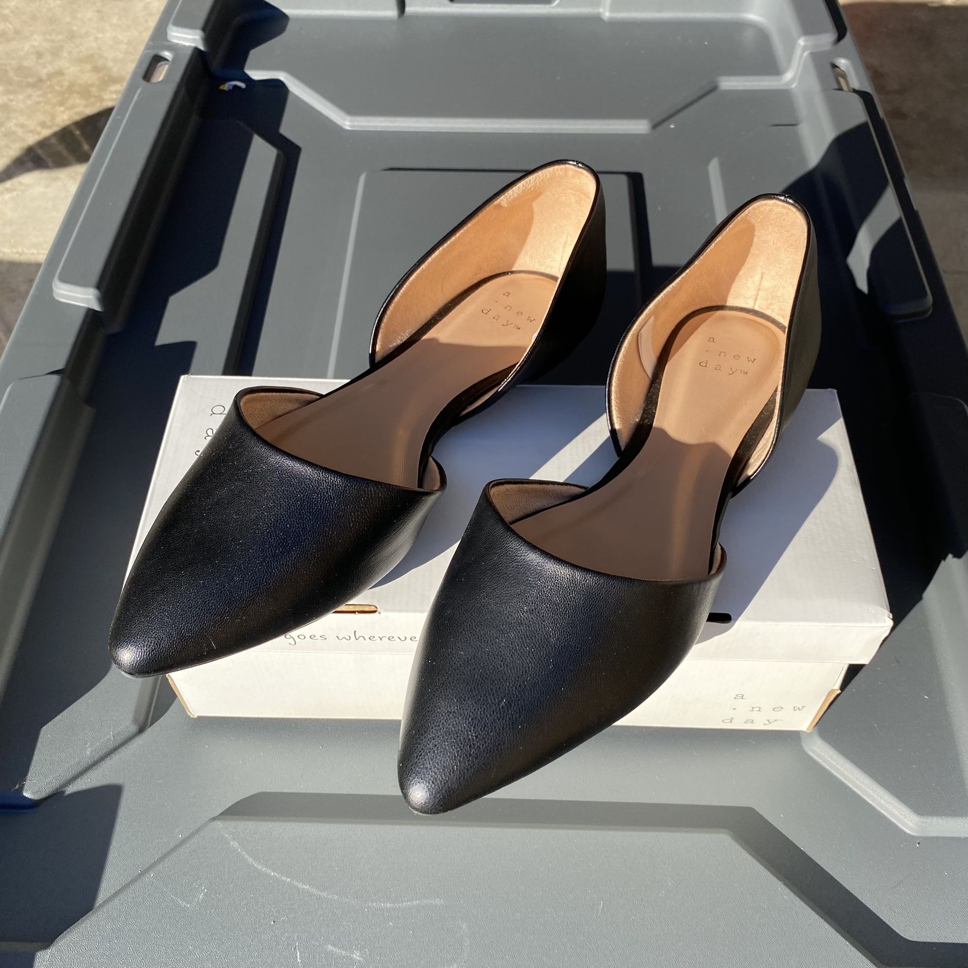 Womans Black Flats Size 7 1/2