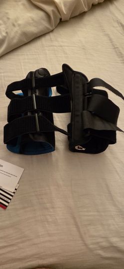 Free Left wrist and right thumb braces