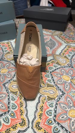 Tom’s honey brown flat women’s size 8