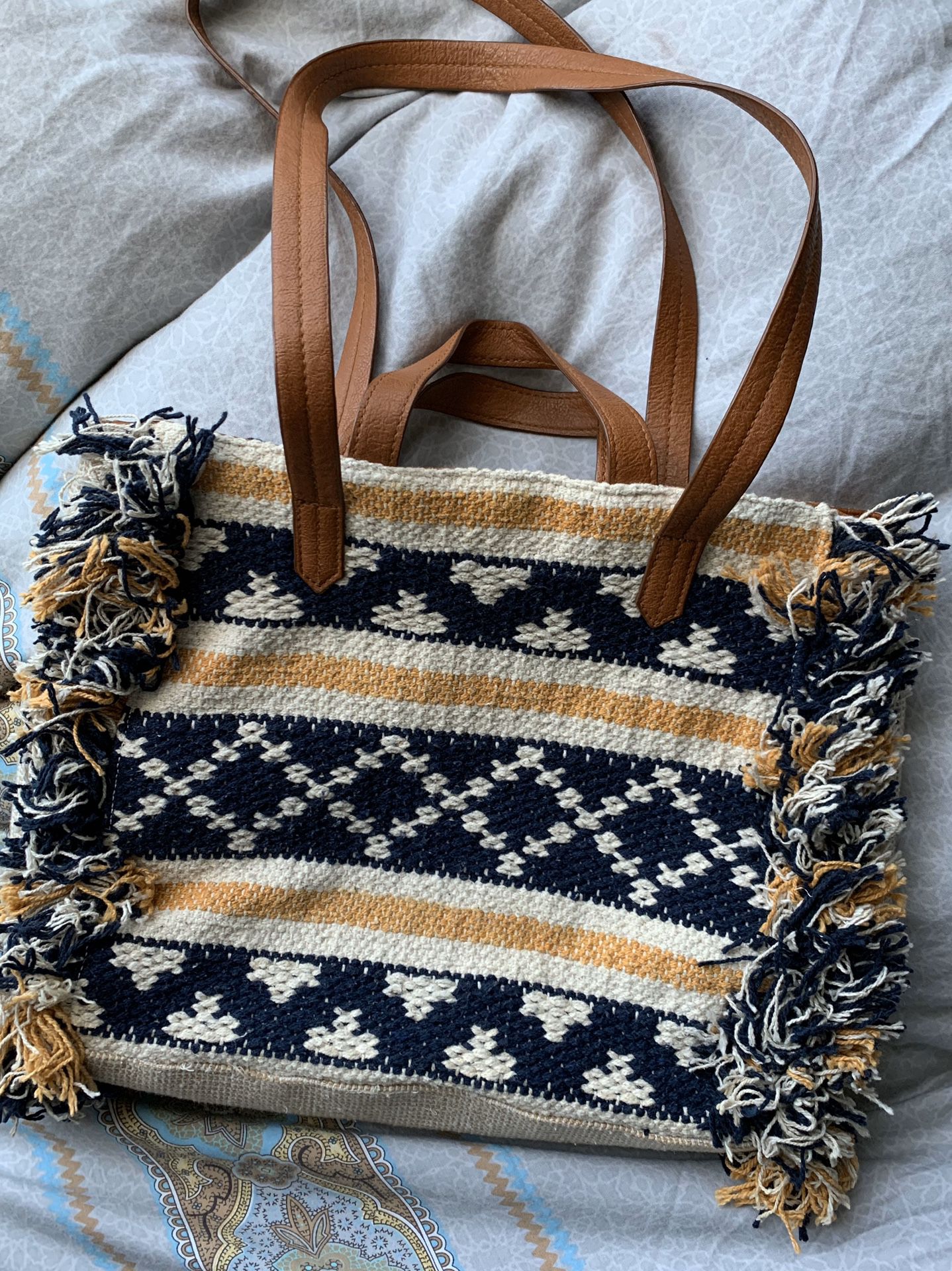 Cute & casual medium sized handbag