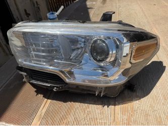 For 2016-2023 Toyota Tacoma front driver headlight it’s a really good condition OEM