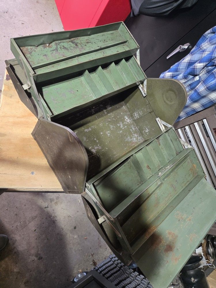 Kennedy Cantilever Tool Box