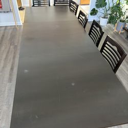 Expanding dining table with 6 chairs