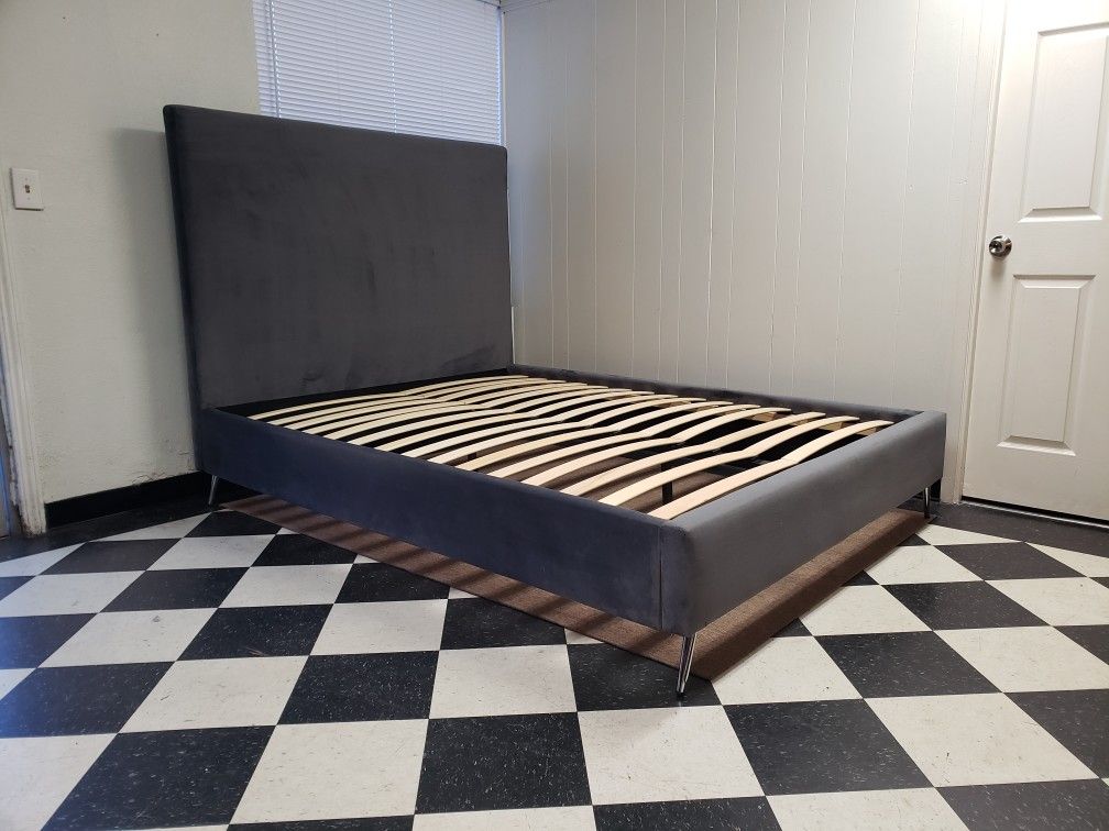 Queen size bed frame - can DELIVER almost anywhere for $20 extra - gently used and in very good condition 😍