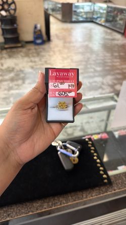 14k gold ring with yellow cz 5.3 grams size 7