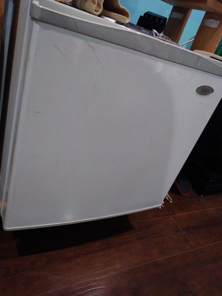 Haier america 1.8 cu. Ft. Refrigerator/ freezer white hsb02/hse02wnaww