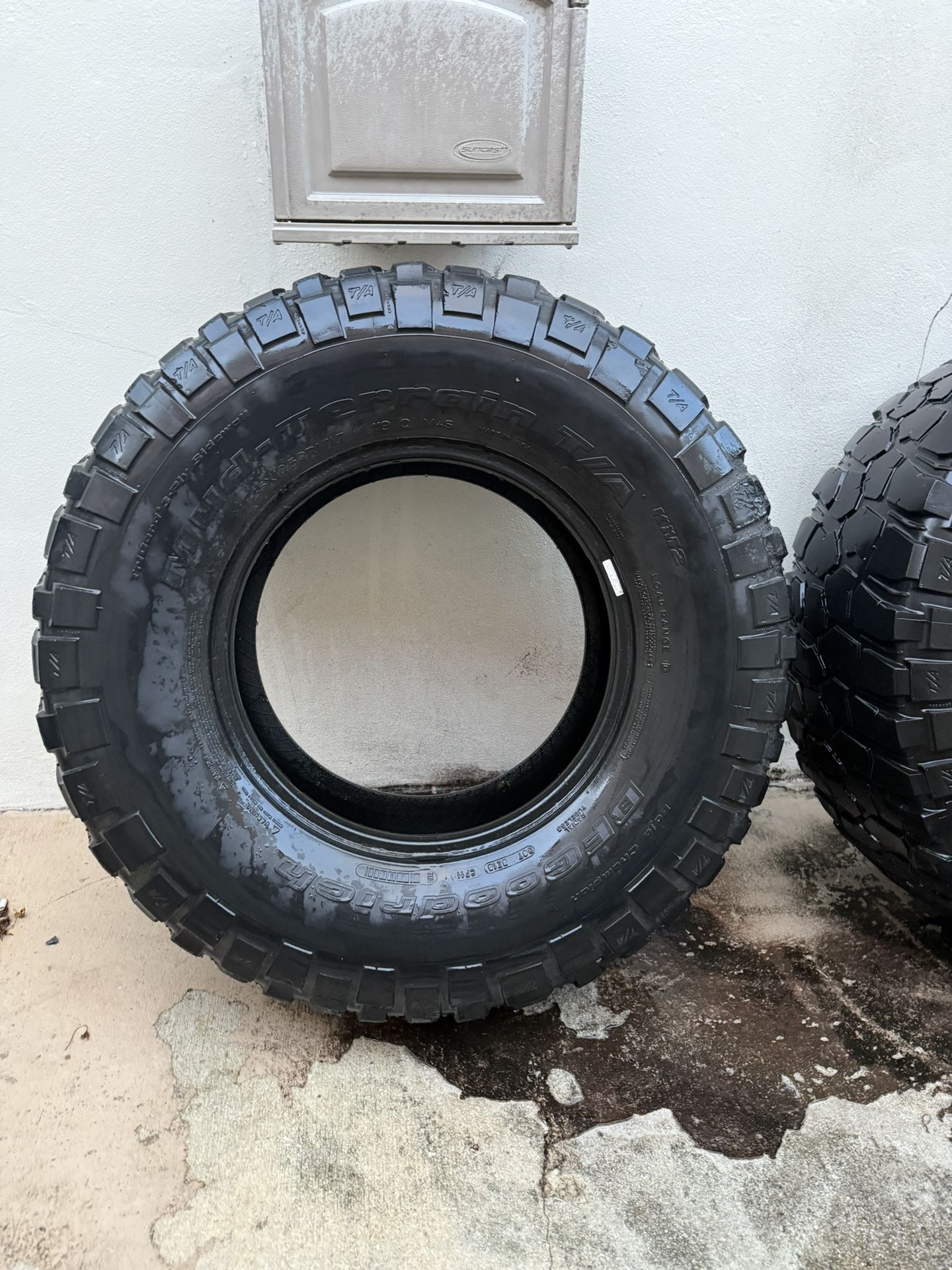 35 “ Tires (35 Inch mud tires )/ BF Goodrich KM2 35 X 12.50 R17 ready to Hit the trails !