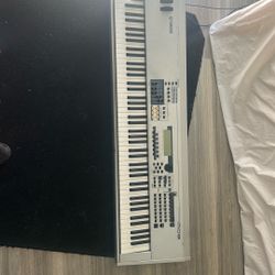 Yamaha MO8 88 Key Keyboard 