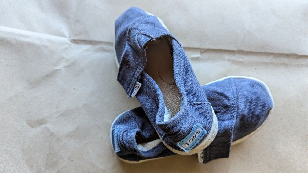 8 Pairs of shoes size 8-9