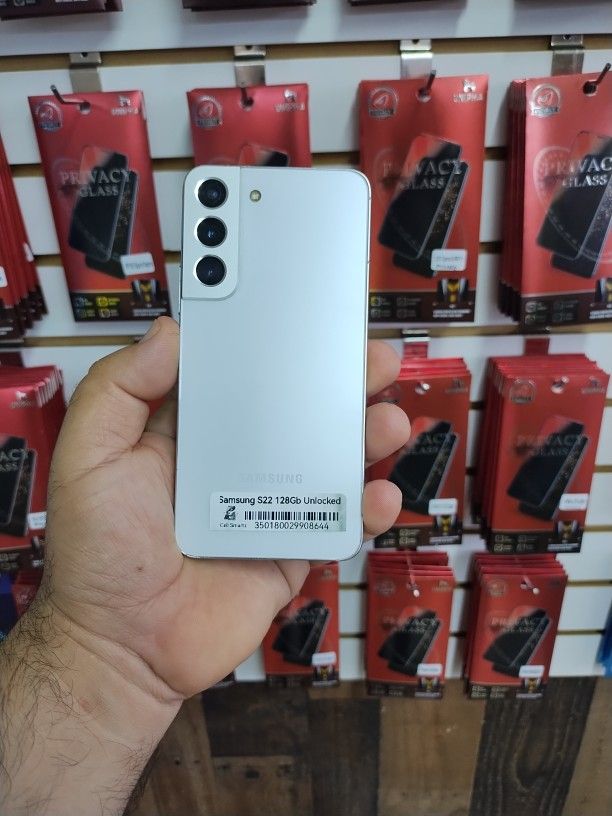S 22, 128 Gb clean and Unlocked With Warranty 💯 and charger included