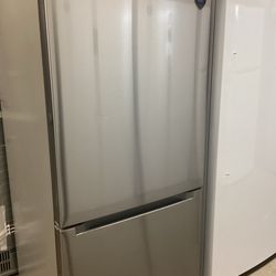 Midea 30 in 18.7 cu.ft. Bottom-Freezer Refrigerator New Scratch and Dent