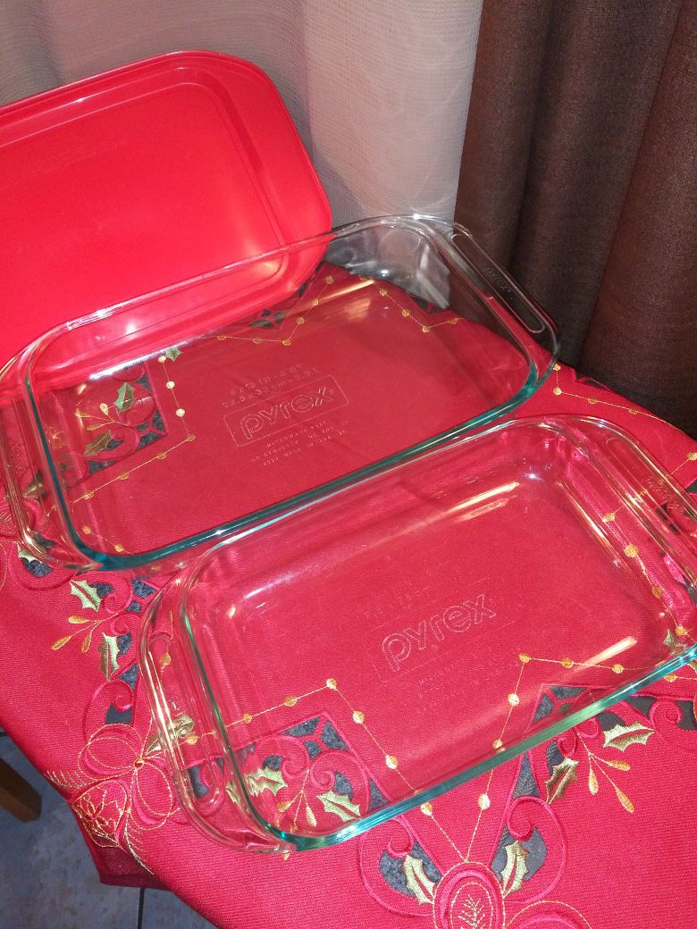 2 Pyrex casserole dishes,2 Rubbermaid(1.5cups),and 1 Anchor(1cup)containers