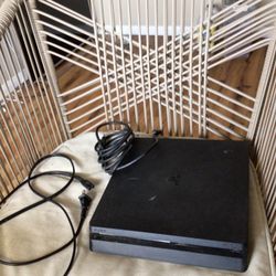 PS4 Slim 