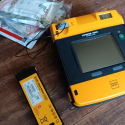 Defibrillator ( Lifepack1000)