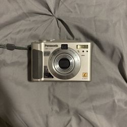 Panasonic Lumix DMC-LC33 – Like New – Classic Digital Camera
