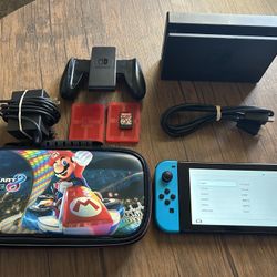 Nintendo Switch + Mario Kart 8 Deluxe + Dock &case 