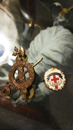 Droit et avant war pin ,an a attendance pin