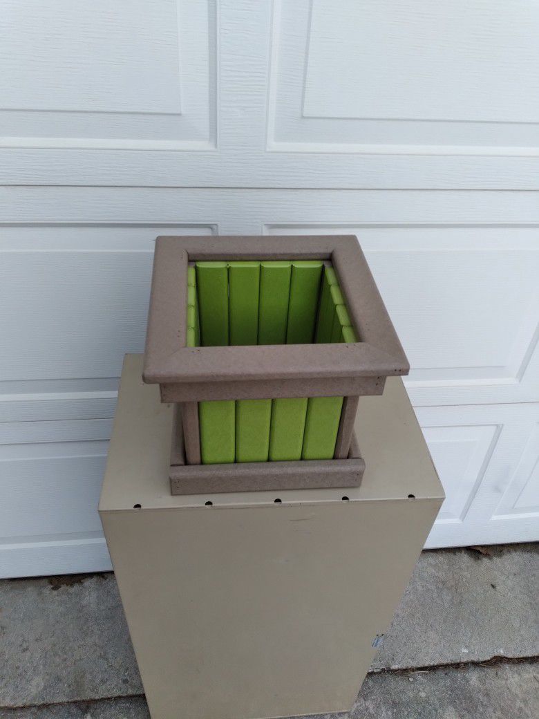 Poly Planter and Plant Stand 