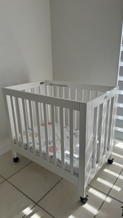 Mini Crib with mattress