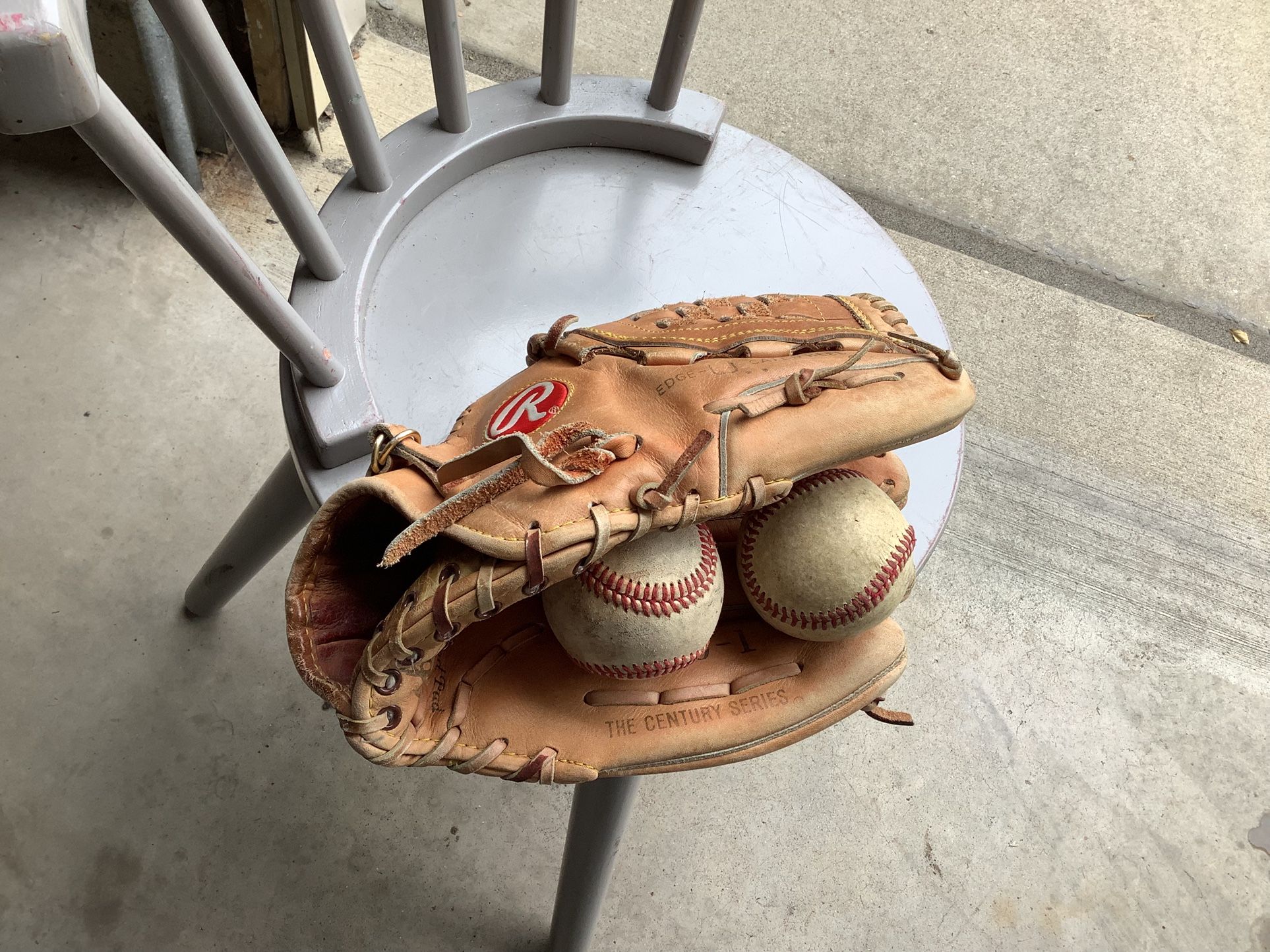 RAWLINGS C100-1 Century Series Fastback Baseball Tanned Glove Basket Web RHT 12" correctly broken in. Either use for baseball or softball with 3 base