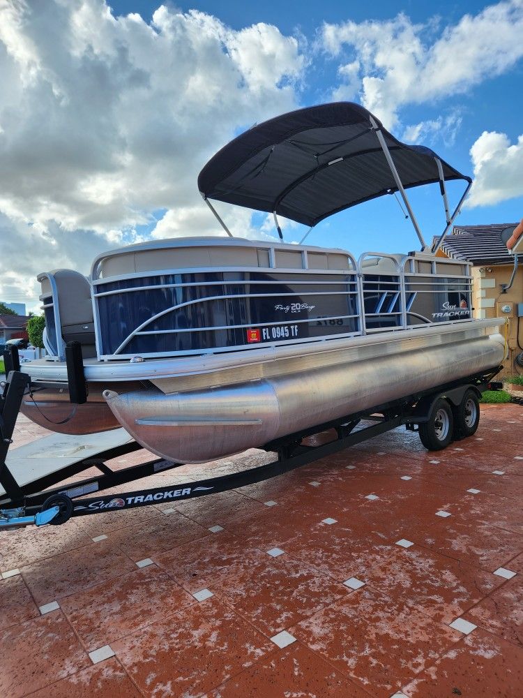 2022 Sun tracker Paty 20 DLX