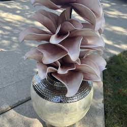 Beautiful Ceramic Vase W/Spring Flower 